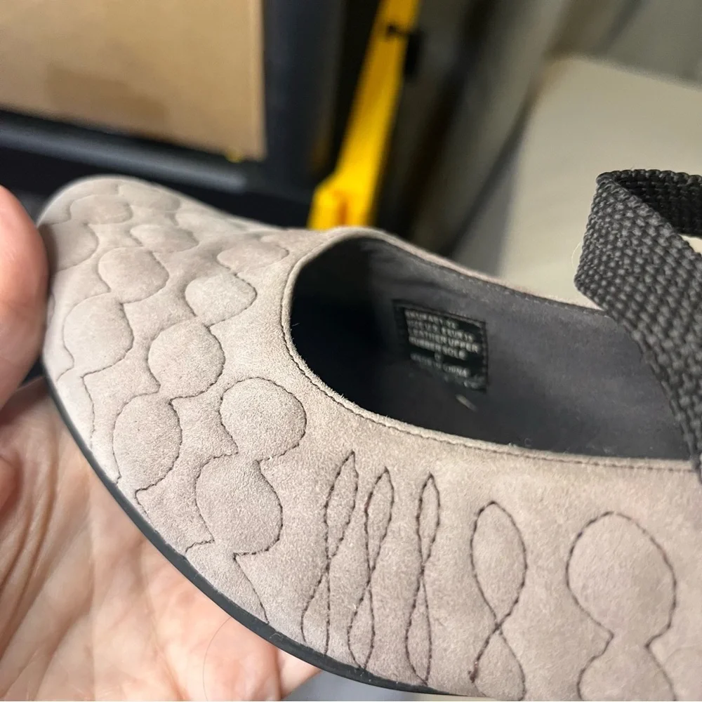 TSUBO Gray Suede Leather Quilted Kitten Heel Sz 8 Anti Slip Mary Jane Juba Pump